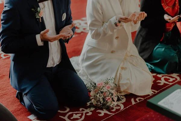 Una Pareja Casada Rezando Durante Ceremonia Boda — Foto de Stock