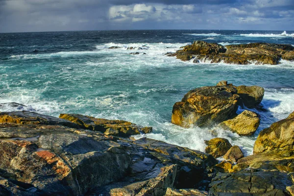 Uma Vista Hipnotizante Uma Bela Costa Rochosa — Fotografia de Stock