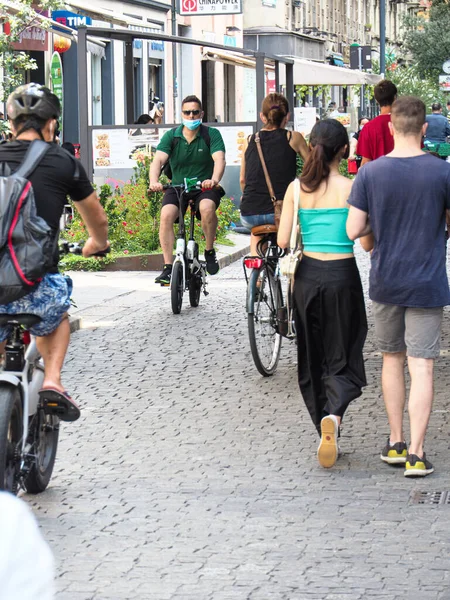 Milano Italia 2021 Disparo Vertical Personas Caminando Bicicleta Calle Chinatown —  Fotos de Stock