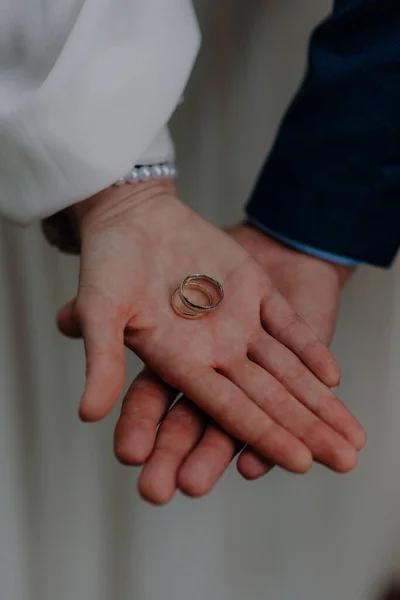 Vertikální Záběr Nevěsty Ženicha Držících Ruce Prsteny Dlani — Stock fotografie