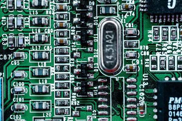 Una Macro Toma Una Placa Circuito Electrónico Verde Con Sus —  Fotos de Stock