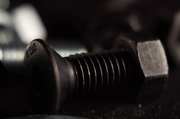 Macro Shot Black Solid Screw Ground Blurry Background — Stock Photo, Image