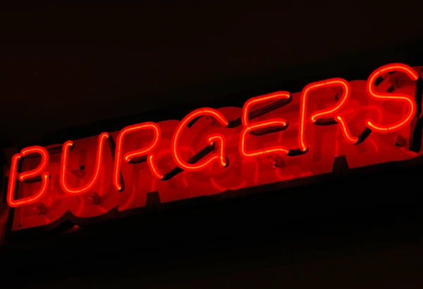 Ein Leuchtend Rotes Neonfarbenes Burger Schild Auf Schwarzem Hintergrund — Stockfoto