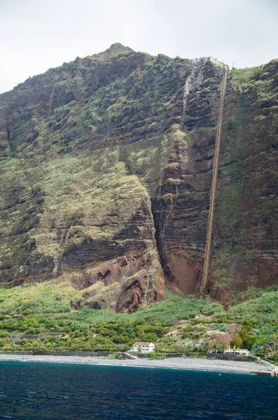 ポルトガル マデイラ島カボ ジラオの美しい山岳風景の垂直撮影 — ストック写真