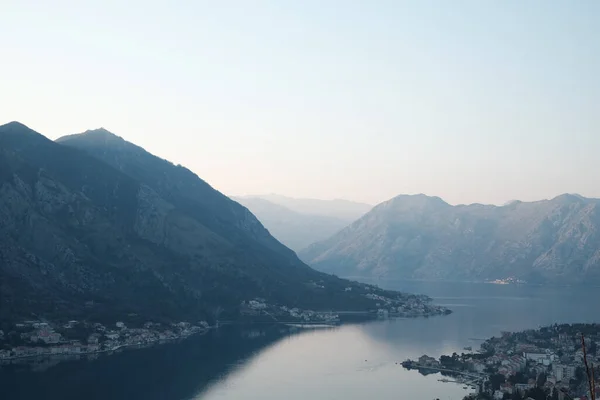 Uma Vista Panorâmica Lago Calmo Paisagem Montanhosa Perto Cidade Spiljari — Fotografia de Stock