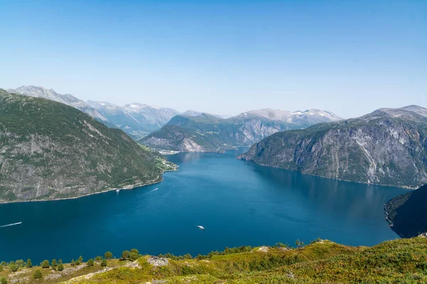 挪威蓝天下美丽的挪威锻造的自然景观 — 图库照片