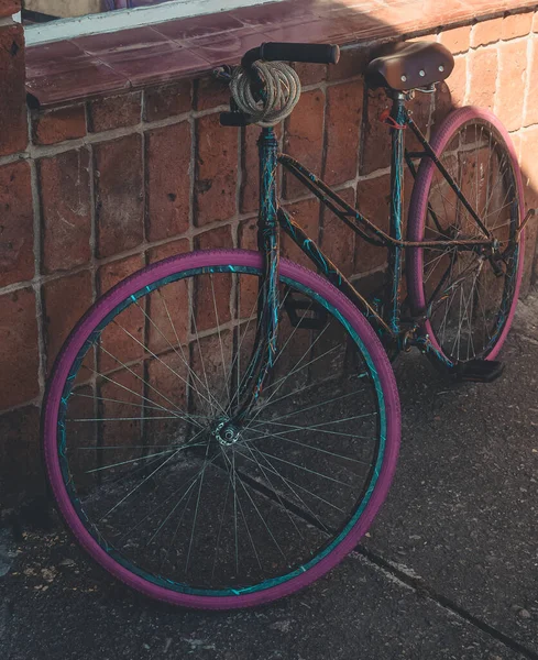 Una Hermosa Bicicleta Apoyada Una Pared Ladrillo Aire Libre — Foto de Stock