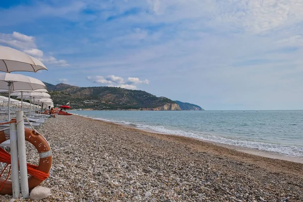 Bela Praia Com Seixos Mattinata Costa Gargano Puglia Perto Foggia — Fotografia de Stock