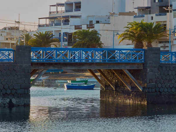 Arrecife Hiszpania Września 2021 Most Łodzie Pobliżu Wybrzeża Nad Atlantykiem — Zdjęcie stockowe