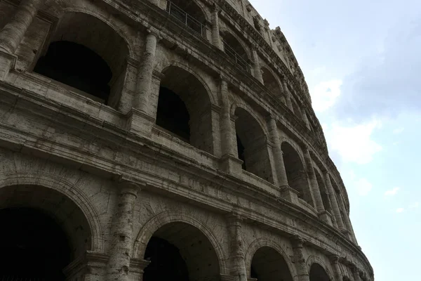 夏のイタリア ローマのコロッセオと観光客 — ストック写真