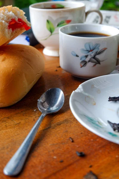 Primer Plano Una Cuchara Mesa Desayuno Junto Dulces Una Taza — Foto de Stock