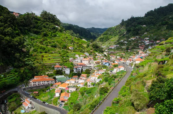 Eine Luftaufnahme Vieler Gebäude Umgeben Von Felsigen Bergen Auf Madeira — Stockfoto