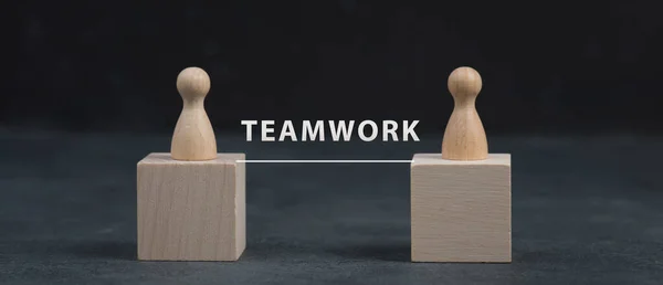 Zwei Hölzerne Menschen Verbinden Sich Einem Team Und Arbeiten Zusammen — Stockfoto