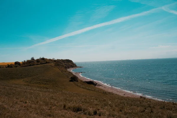 Uma Vista Panorâmica Bela Linha Praia Longa Verão Sob Céu — Fotografia de Stock