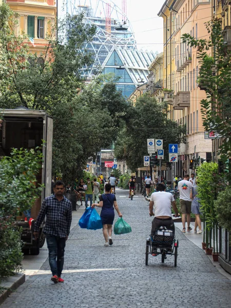 Milan Olaszország 2021 Augusztus Függőleges Felvétel Egy Gyalogosokkal Teli Város — Stock Fotó