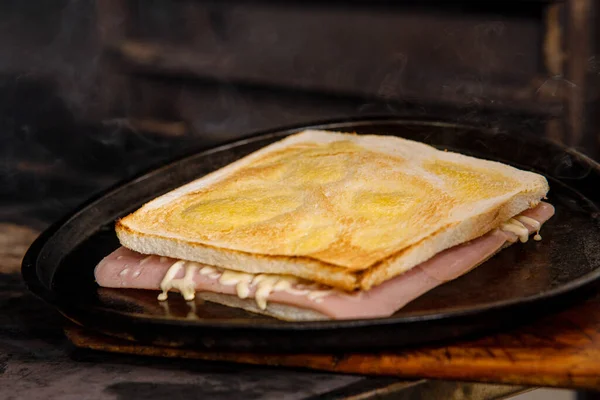 Uma Porção Sanduíche Presunto Queijo Tostado — Fotografia de Stock