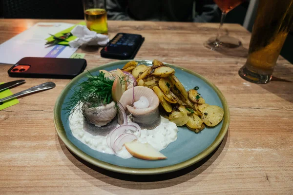 2021 독일의한 식당에서 제공되는 감자와 소스를 곁들인 국물을 접시의 클로즈업 — 스톡 사진