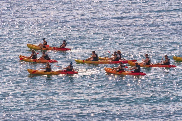 Вересня 2021 Щаслива Молода Група Друзів Каяків Пливуть Морем Заходом — стокове фото