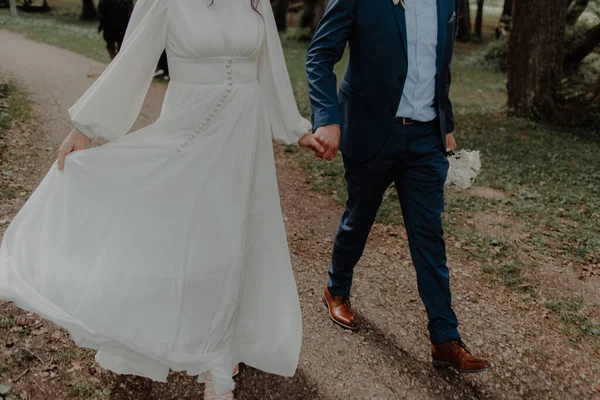 Een Bruid Bruidegom Die Elkaars Hand Vasthouden Lopen Hun Trouwdag — Stockfoto