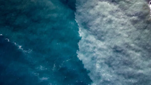Een Horizontale Antenne Zicht Een Blauwe Schuimende Oceaan — Stockfoto