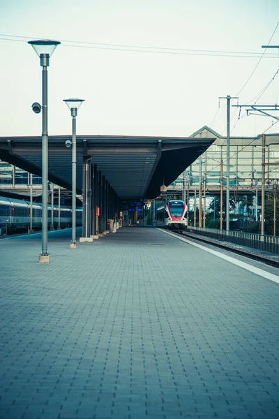 Vertikal Bild Modern Tågstation Dyster Dag — Stockfoto