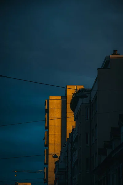 Tiro Vertical Edifícios Apartamentos Sob Céu Nublado Escuro Noite — Fotografia de Stock