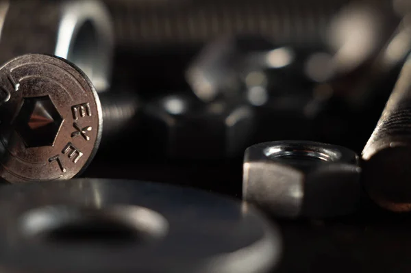 Een Macro Shot Van Een Zilveren Massief Schroef Gereedschap Grond — Stockfoto