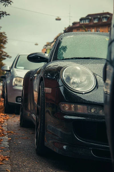 Tiro Vertical Carros Modernos Cobertos Gotas Chuva Estacionadas Livre Dia — Fotografia de Stock