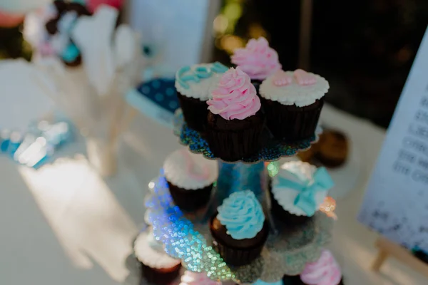 Primer Plano Cupcakes Azules Rosados Para Fiesta Género Del Bebé —  Fotos de Stock