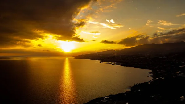 Приголомшливий Вид Оранжеве Небо Заходу Сонця Відображене Спокійному Морі — стокове фото