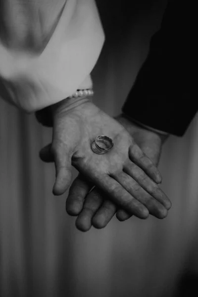 Svislý Snímek Nevěsty Ženicha Držících Ruce Jejich Prsteny Stupních Šedi — Stock fotografie