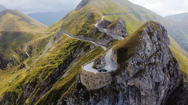 Een Antenne Uitzicht Een Smalle Bochtige Weg Top Van Een — Stockfoto