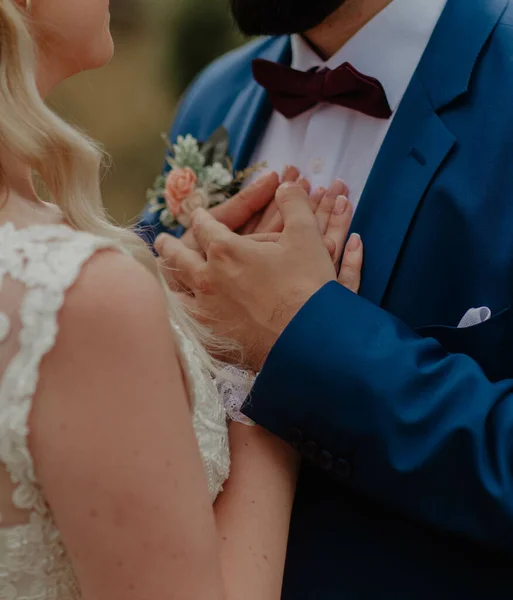 Одружена Пара Тримає Один Одного Руки — стокове фото