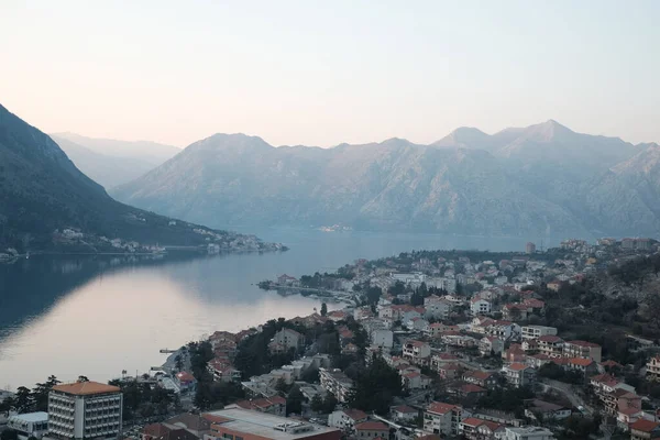 Una Vista Panorámica Ciudad Lago Tranquilo Spiljari Montenegro —  Fotos de Stock