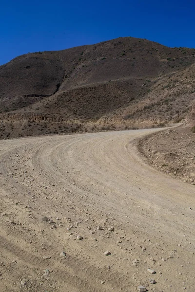 Dağların Arasında Toprak Çakıl Yolu — Stok fotoğraf