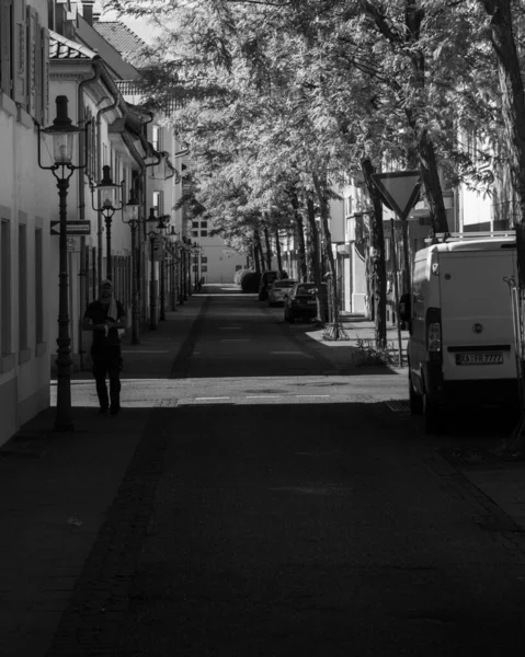 Frankfurt Alemania Mayo 2021 Una Foto Blanco Negro Hombre Caminando —  Fotos de Stock