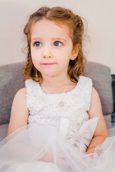 Garoto Caucasiano Bonito Com Olhos Azuis Vestindo Vestido Princesa Branca — Fotografia de Stock