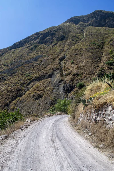 Dağların Arasında Toprak Çakıl Yolu — Stok fotoğraf