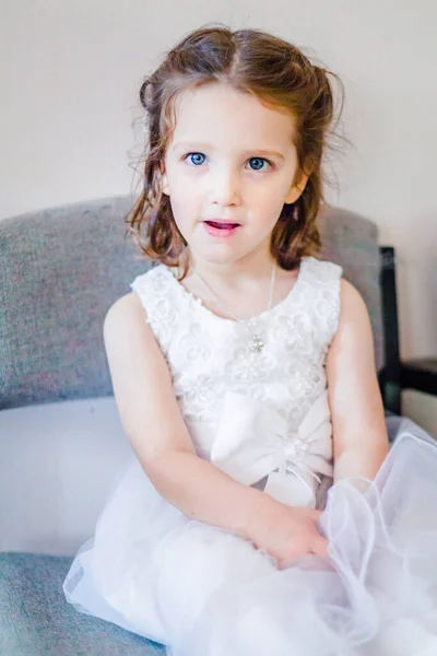 Garoto Caucasiano Bonito Com Olhos Azuis Vestindo Vestido Princesa Branca — Fotografia de Stock