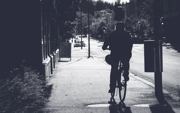 Graustufenaufnahme Einer Person Auf Einem Fahrrad — Stockfoto