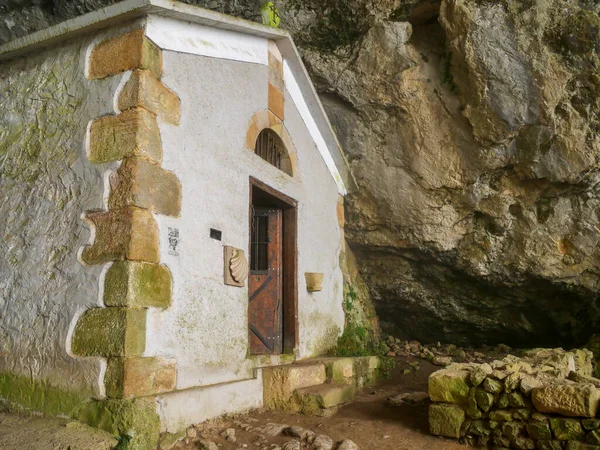 스페인 바스크 산맥에 고대의 은둔자 — 스톡 사진