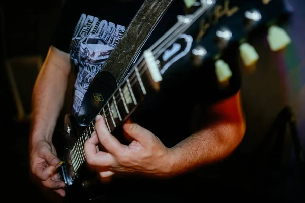 ハンブルク ドイツ 2021年9月12日 ドイツのハンブルクでのコンサート中にリードギターを演奏するロックアーティストのソフトフォーカス — ストック写真