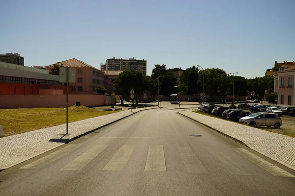 Lisbon Πορτογαλια Ιουλ 2021 Ένας Άδειος Δρόμος Αυτοκίνητα Παρκαρισμένα Πεζοδρόμιο — Φωτογραφία Αρχείου