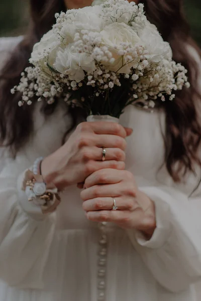 美しい花束を持っている花嫁の垂直ショット — ストック写真