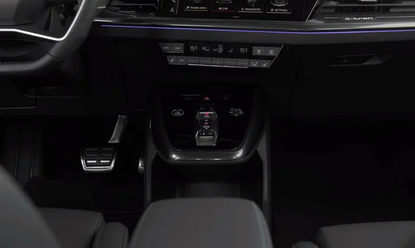 インゴルシュタット ドイツ 2021年9月25日 アウディQ4 50電子トロンクワトロ 快適でモダンな車のインテリア パワー パフォーマンス 自動車 テクノロジーに理想的なコンセプト — ストック写真