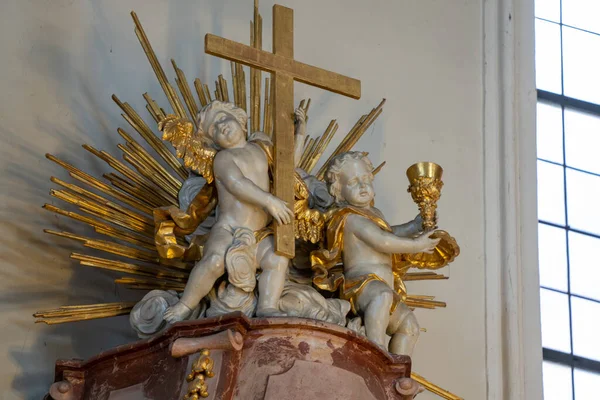 Malowniczy Widok Rzeźby Dwóch Aniołów Krzyżem Złotym Kielichem — Zdjęcie stockowe