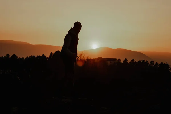 Die Silhouette Einer Person Die Bei Sonnenuntergang Auf Einem Berg — Stockfoto