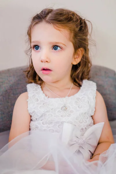 Garoto Caucasiano Bonito Com Grandes Olhos Azuis Vestindo Vestido Princesa — Fotografia de Stock