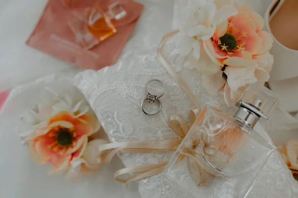 Legjobb Kilátás Jegygyűrűk Egy Dekoratív Menyasszony Asztal — Stock Fotó