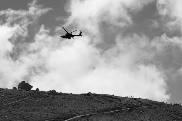 Una Escala Grises Disparó Helicóptero Volando Cielo Nublado Sobre Campo — Foto de Stock